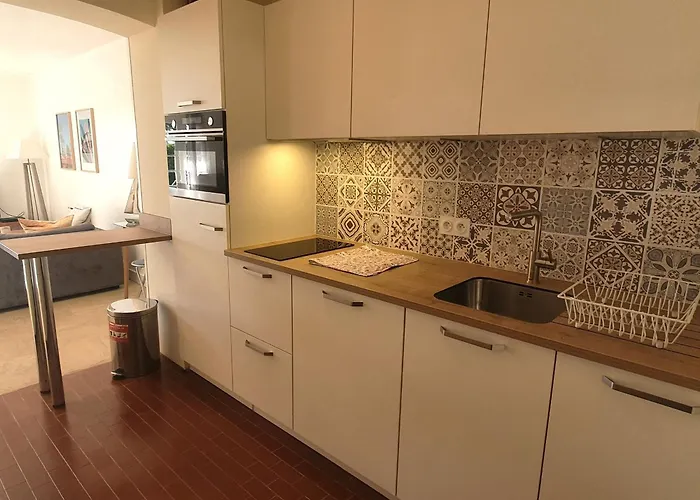 3 Pièces Climatisé Avec Terrasse Et Piscine Privée à - Fr-1-780-33 *