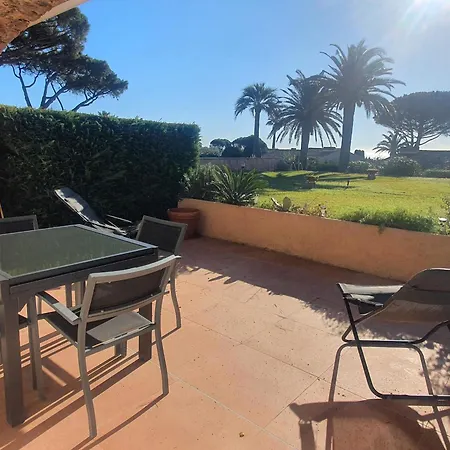 3 Pieces Avec Terrasse Dans Privee A * Sainte-Maxime